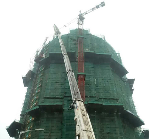 宣化吊车在工地上作业